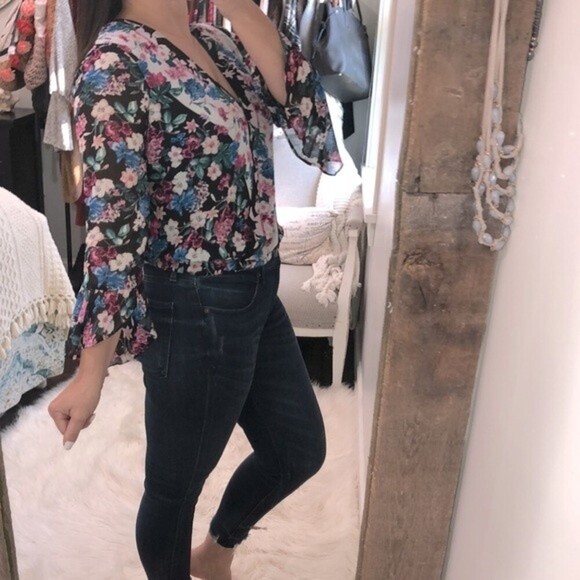 Guess size medium floral bell sleeve boho top - Picture 2 of 6